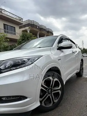 Honda Vezel 2016 - Low Mileage, First Owner, Premium Features