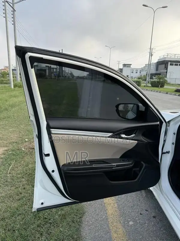 Honda Civic VTi Oriel Prosmatec Sedan - Premium Compact Car