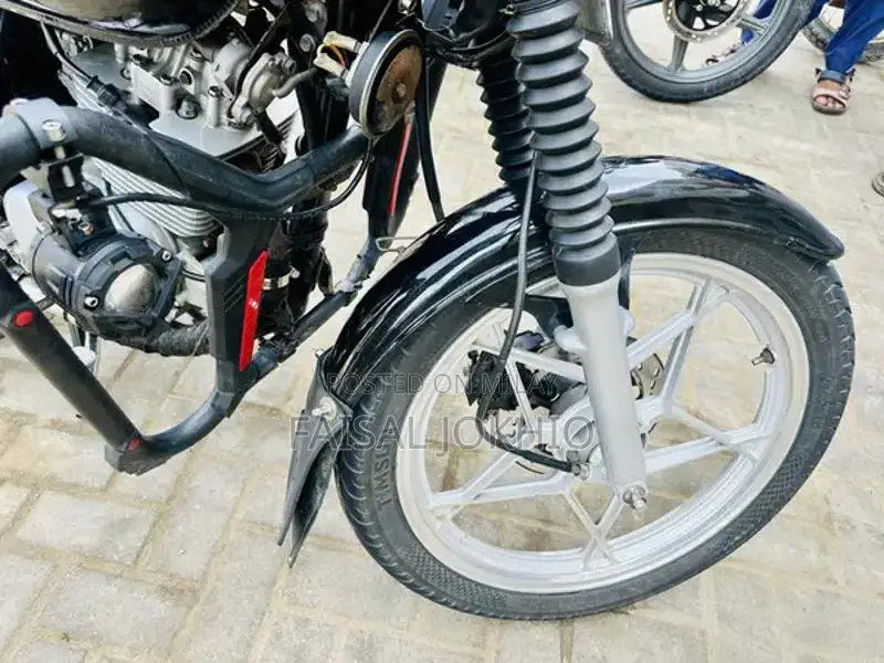 GS 150 SE Touring Motorcycle with Accessories