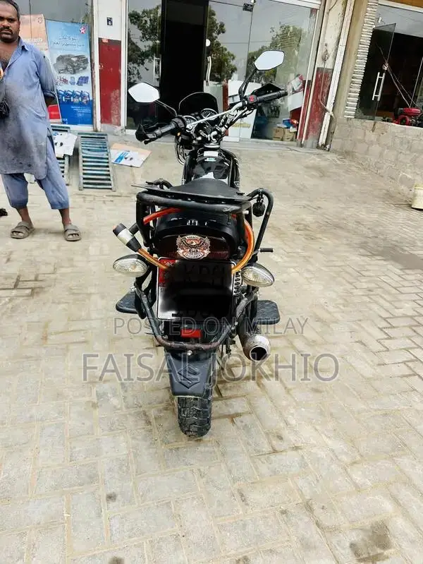 GS 150 SE Touring Motorcycle with Accessories