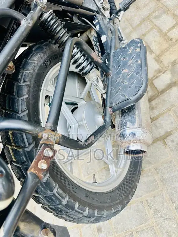 GS 150 SE Touring Motorcycle with Accessories