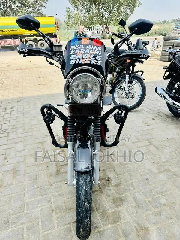 GS 150 SE Touring Motorcycle with Accessories