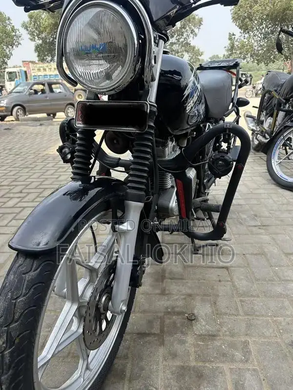 GS 150 SE Touring Motorcycle with Accessories