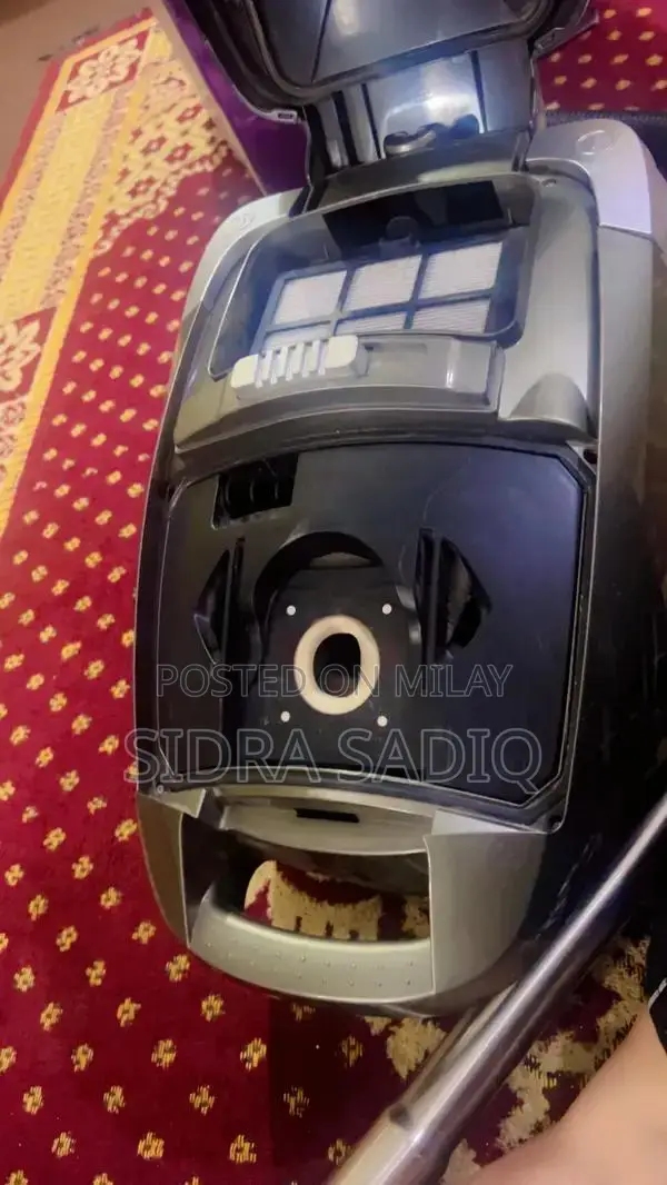 Kenwood Vacuum Cleaner - Excellent Condition with Full Warranty