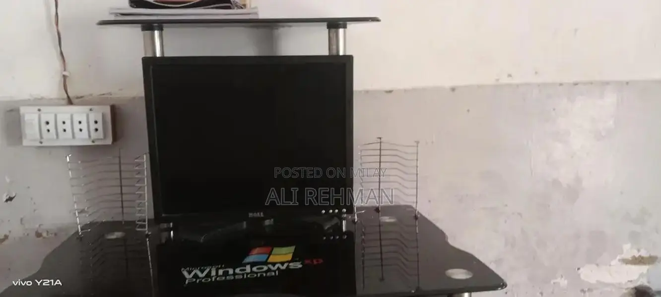 Fully Functional Desktop Computer with Monitor and Accessories