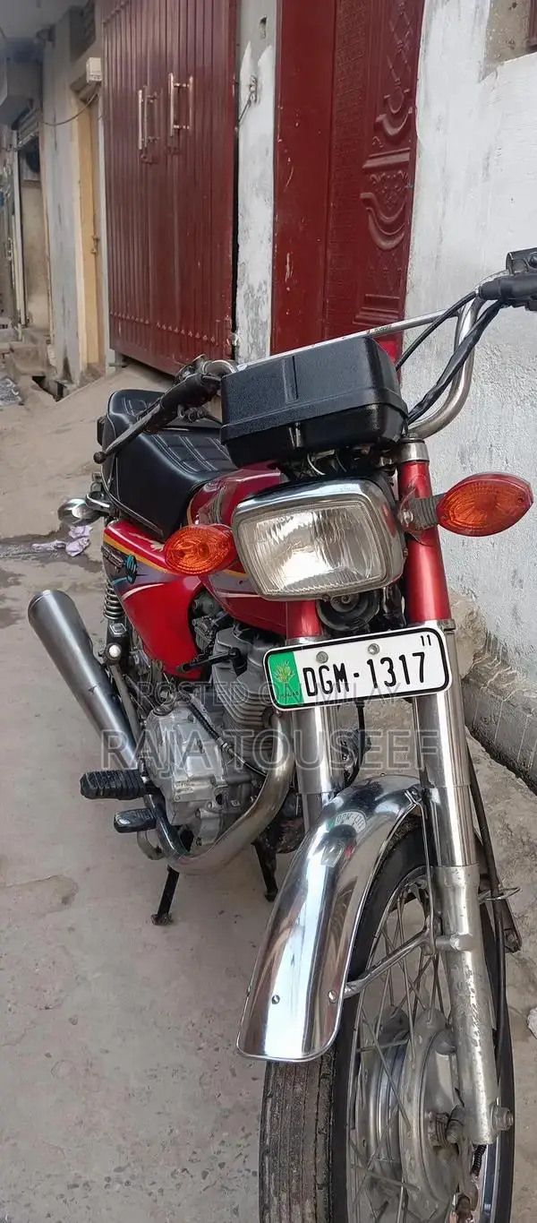 Honda 125 Motorcycle - Reliable Urban Commuter Bike