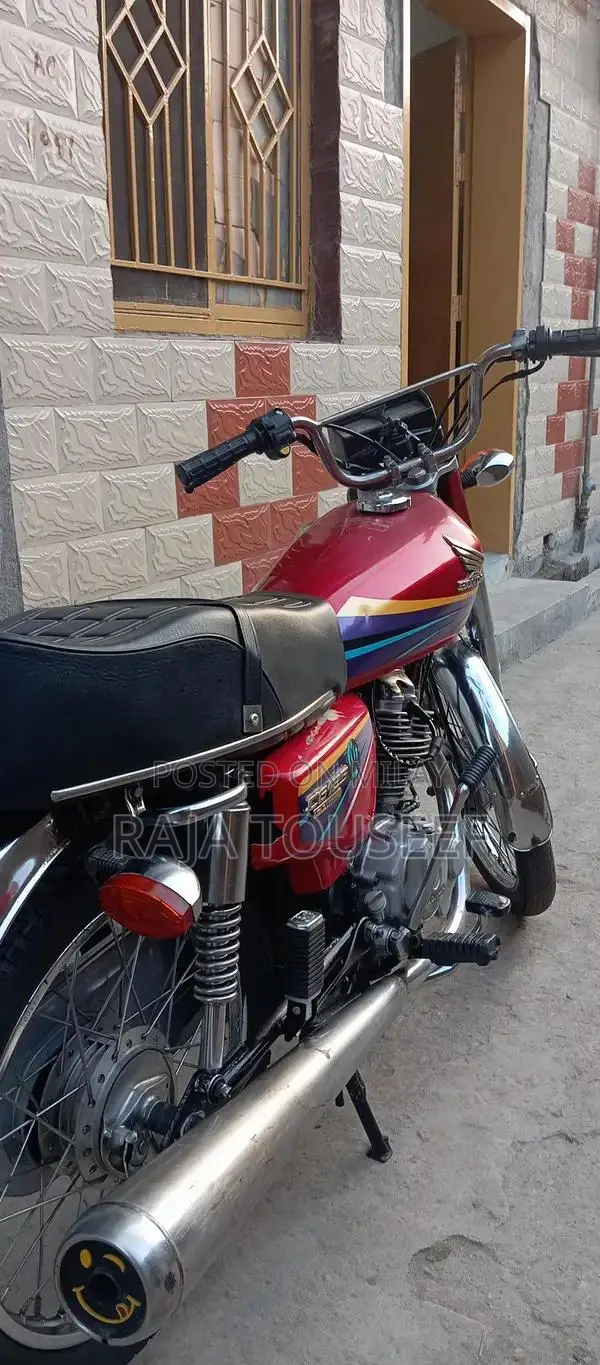 Honda 125 Motorcycle - Reliable Urban Commuter Bike