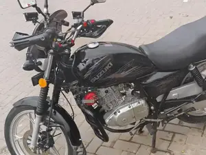 Photo - Suzuki GS 150 Special Edition Motorcycle with Accessories