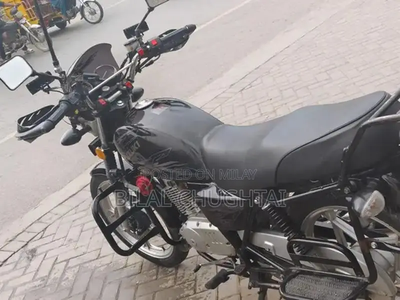 Suzuki GS 150 Special Edition Motorcycle with Accessories