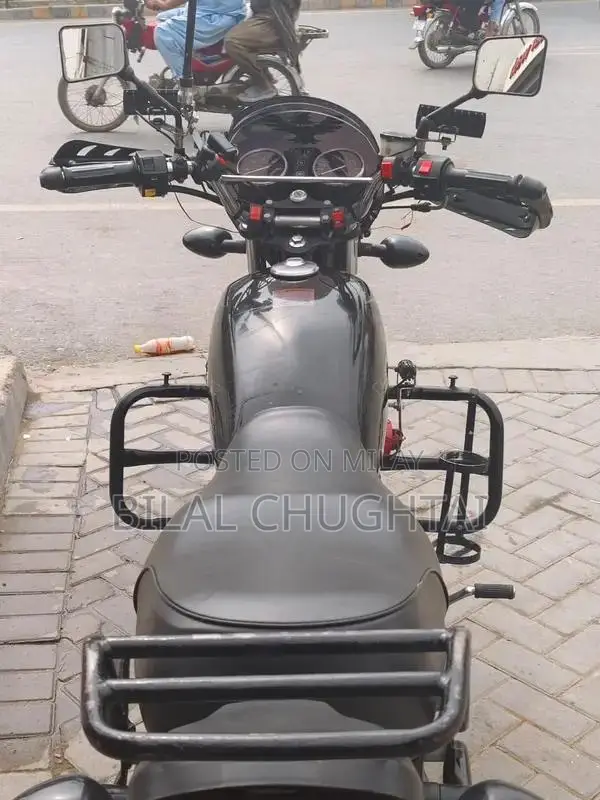 Suzuki GS 150 Special Edition Motorcycle with Accessories