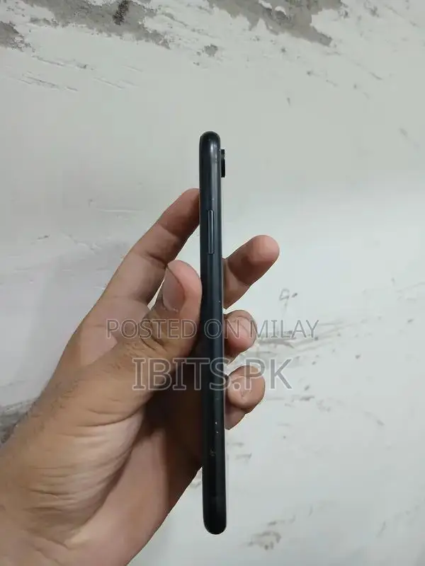 Apple iPhone XR 64GB Smartphone - Good Condition