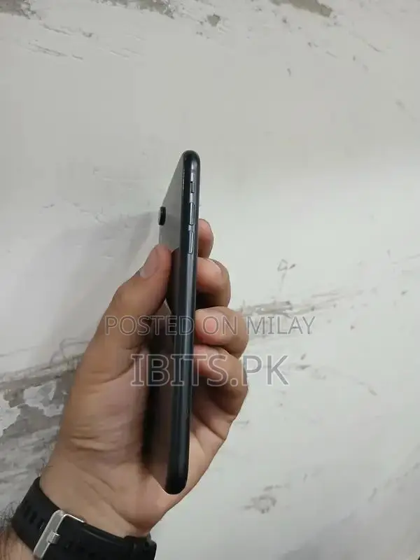 Apple iPhone XR 64GB Smartphone - Good Condition