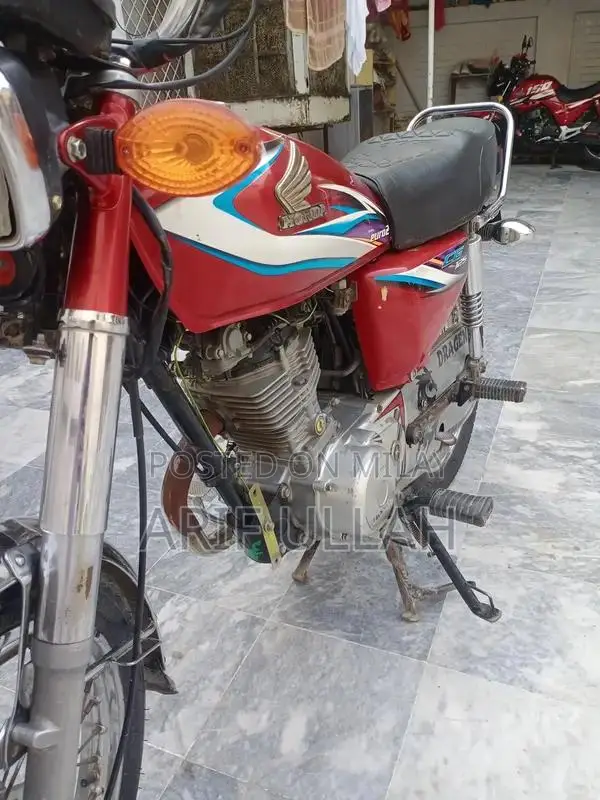 Honda CG 125 Classic Motorcycle - Red Single Cylinder Bike