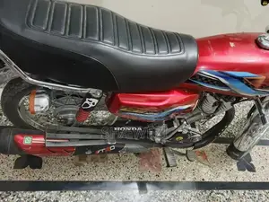 Photo - Honda 125cc Motorcycle - Well-Maintained Urban Commuter