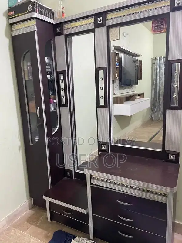 Bed and Dressing Table Set in Excellent Condition