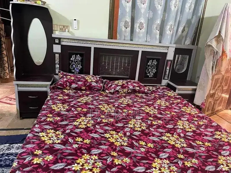 Bed and Dressing Table Set in Excellent Condition