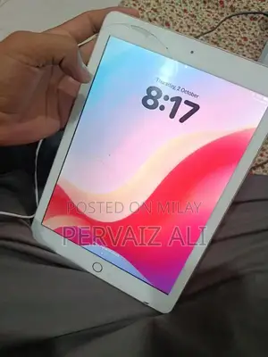 Photo - Apple iPad 6th Generation 128GB Tablet with Cracked Screen