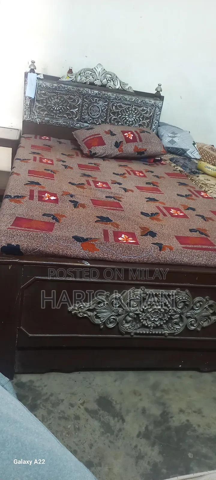 Ye Bed Full Lakri Ha or Ak Mattres Bhe Ha Shat