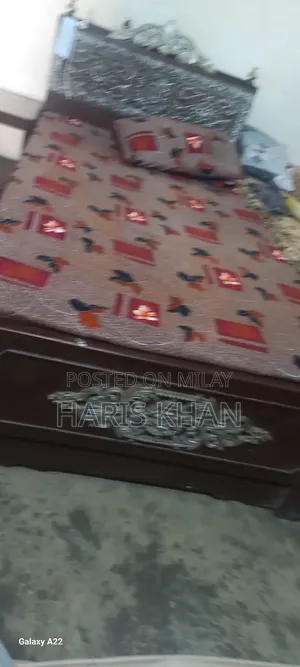 Ye Bed Full Lakri Ha or Ak Mattres Bhe Ha Shat