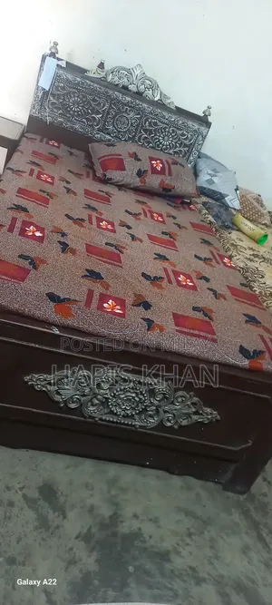 Ye Bed Full Lakri Ha or Ak Mattres Bhe Ha Shat