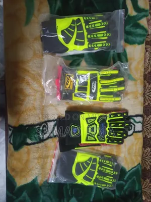Photo - 4 Pairs Of Safety Gloves For Sale