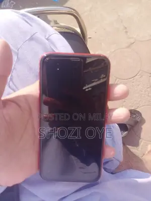 Photo - Apple XR 64 GB Red