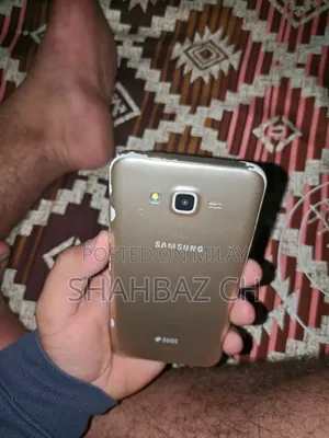 Photo - Samsung Galaxy J7 Pro 32 GB Gold