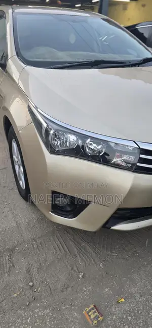 Photo - Toyota Corolla 2016 Gold